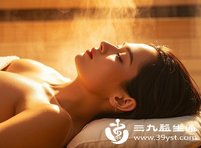 蒸桑拿时,身体出的汗主要是水分和少量代谢废物,虽然能带走体表的部分外在湿气,但对于脾胃运化失常导致的内在湿气,根本无法触及 蒸桑拿时,身体出的汗主要是水分和少量代谢废物,虽然能带走体表的部分外在湿气,但对于脾胃运化失常导致的内在湿气,根本无法触及