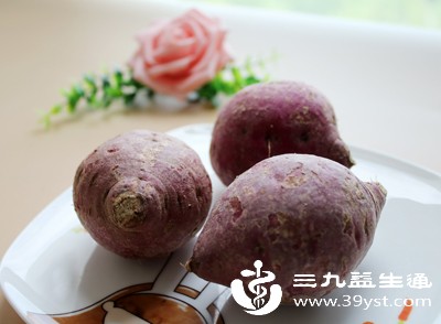 红薯中含有较多的膳食纤维和一种名为“气化酶”的物质，过量食用可能会引起腹胀、排气增多等不适