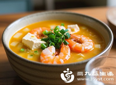 平时可以将豆腐与不同的食材搭配，比如豆腐炖鱼、豆腐炒虾仁、豆腐配青菜，保证营养均衡