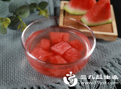 从热量上来说，冰镇西瓜和常温西瓜没有区别，不会因为冰镇就变胖