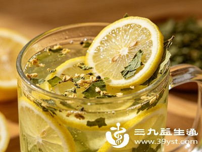 除了脾胃虚弱者，孕妇、经期女性也不宜饮用，因为荷叶的寒凉性质可能会影响身体状态