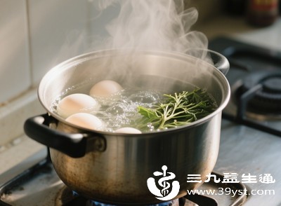 制作艾草煮鸡蛋时，应选择来源可靠、品质优良的艾草
