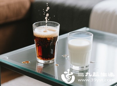 人体胃部胃酸酸度，远高于可乐酸度，人体进食牛奶后，本身就会依靠胃酸凝固蛋白，方便分解吸收