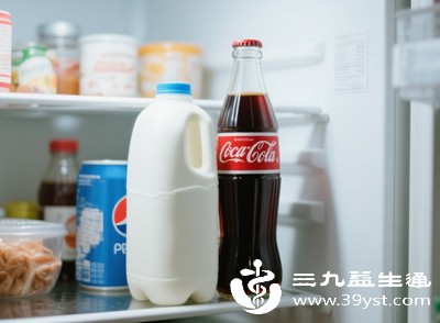 空腹胃酸浓度高，两者混合会快速大面积结块，胃部负担翻倍，建议饭后半小时饮用，缓冲胃部刺激