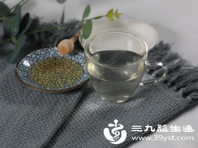 甜味能在味觉上与辣味形成互补，降低口腔对辣味的敏感度，如蜂蜜水