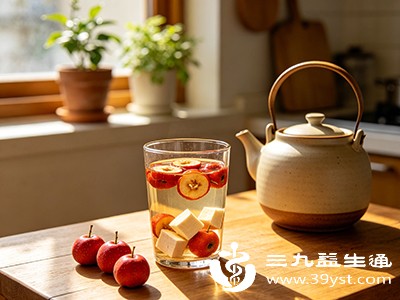 山楂、葛根等食材泡水，能在一定程度上促进血液循环，改善血管弹性