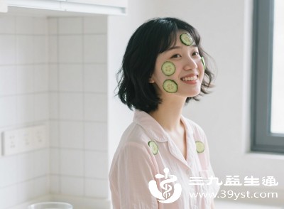 敷脸结束后，立即用清水将面部残留的黄瓜汁液清洗干净