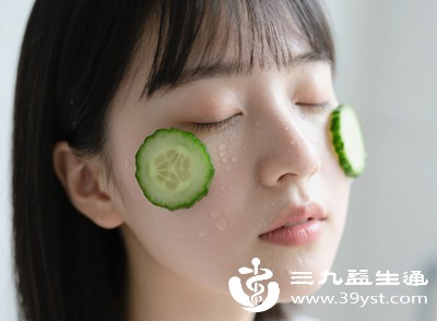 黄瓜中的维生素等营养物质多为大分子结构，仅靠敷脸很难被皮肤深层吸收