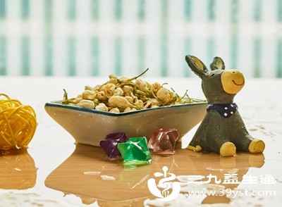 茉莉花茶属于花茶，以绿茶为茶坯，搭配茉莉花窨制而成，既有绿茶的清新，又有茉莉花的芬芳，性质偏温和，不会过于寒凉
