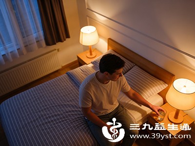 睡前如果实在口渴，可以抿一小口湿润口腔，而不是喝一杯