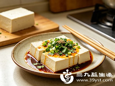 豆腐每100克约76千卡，是植物蛋白的优质代表