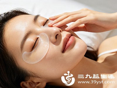 敏感肌、眼周皮肤容易泛红刺痛的人群，以及孕妇，使用眼膜的频率要适当降低，建议3-4天贴一次