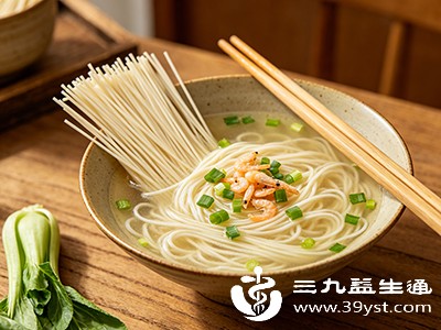 如果你午饭吃一碗挂面（约150克干面），仅面条本身就摄入约3-4.5克盐