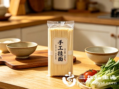 配料表越短越好，避开“碳酸钠”（纯碱，会增加钠含量）