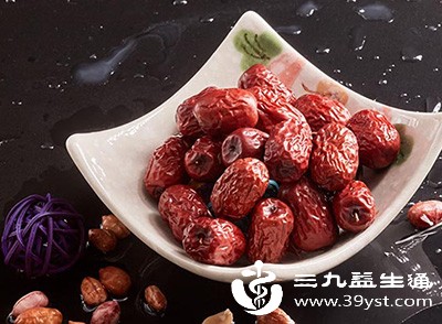 食用枣时需及时吐掉枣核，枣核坚硬，误吞可能划伤食道或肠道，也不宜用牙咬枣核，以免损伤牙齿