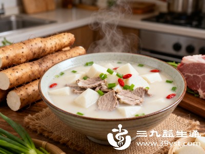 羊肉+生姜炖汤，温肾驱寒、补气壮阳，适合虚寒体质