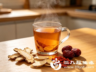 女生必喝的养生水 当归黄芪红枣搭配 经期也能温和调理不难受