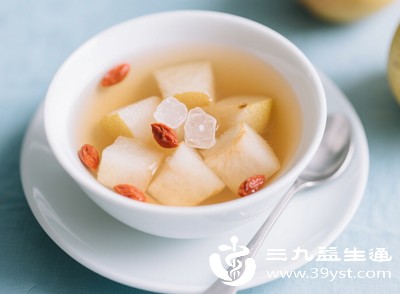 冰糖性平偏凉，是经典的润燥食材，冰糖雪梨水、冰糖银耳汤等传统糖水，能够生津止渴、润肺润燥