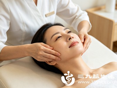 如果面部有痘痘发炎、伤口、晒伤泛红、湿疹等问题,要立即暂停面部拨筋 如果面部有痘痘发炎、伤口、晒伤泛红、湿疹等问题,要立即暂停面部拨筋
