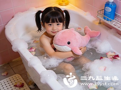 这个时间洗澡 孩子越洗越清醒 难怪每晚不肯睡