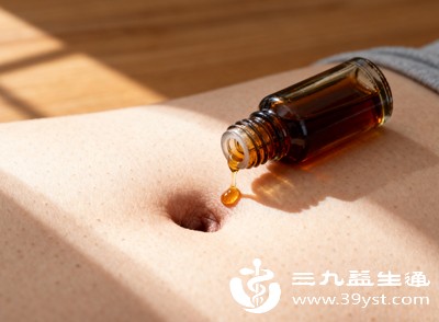 清洁过度或方法错误,比如用手用力抠、用尖锐物品挖,导致肚脐眼皮肤破损,细菌趁机侵入,引发轻微炎症 清洁过度或方法错误,比如用手用力抠、用尖锐物品挖,导致肚脐眼皮肤破损,细菌趁机侵入,引发轻微炎症