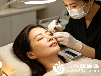 嫁接过程中，胶水挥发的气体、细小睫毛碎屑容易落入眼内，刺激眼结膜