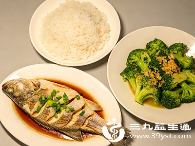 午餐:糙米饭+清蒸鱼+清炒时蔬 午餐:糙米饭+清蒸鱼+清炒时蔬