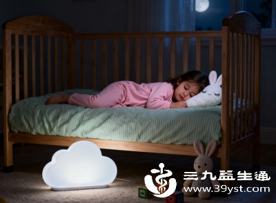 尽量让孩子晚上9点前入睡,保证每天有8-10小时的充足睡眠,避免熬夜看电视、玩手机等电子产品,为生长激素分泌创造良好条件 尽量让孩子晚上9点前入睡,保证每天有8-10小时的充足睡眠,避免熬夜看电视、玩手机等电子产品,为生长激素分泌创造良好条件
