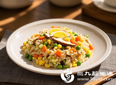 蛋炒饭热量高 改良后低卡又饱腹 减肥期间也能放心吃