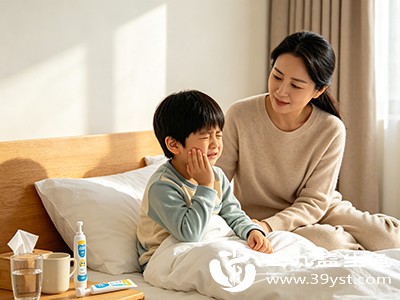 孩子牙疼时易烦躁哭闹，家长可通过讲故事、玩玩具、看动画片等方式转移其注意力