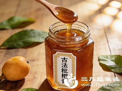 将熬好的枇杷膏放凉至室温,装入提前消毒并擦干水分的玻璃罐中 将熬好的枇杷膏放凉至室温,装入提前消毒并擦干水分的玻璃罐中