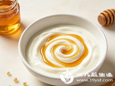 睡前一小时饮用一杯温牛奶蜂蜜水，能够有效缓解熬夜、压力大带来的失眠多梦、入睡困难等问题