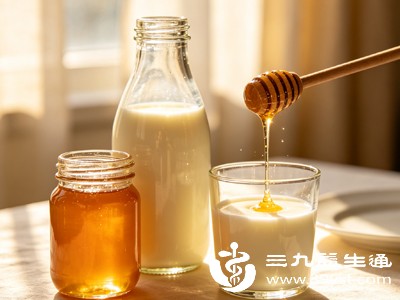 日常饮用一杯200ml的牛奶,搭配5-10g蜂蜜即可,无需过量 日常饮用一杯200ml的牛奶,搭配5-10g蜂蜜即可,无需过量