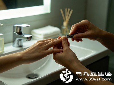 修剪指甲需要集中注意力，手部反复发力、精细操作，会让紧绷的神经再次活跃，打破身体放松状态