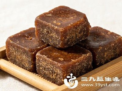 红糖养生讲究对症食用，首先把控饮用时间，最佳饮用时间为经期前2-3天、经期期间，趁热小口饮用，最大化发挥暖宫散寒效果