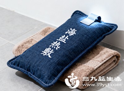 盐本身具有一定的温热属性，加热后热敷能起到温通经络、散寒止痛的效果