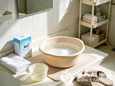 用38-40℃的温水泡脚，每次15-20分钟