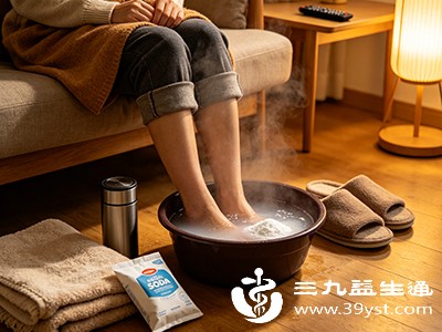 小苏打水的碱性刺激会直接加重病情，导致症状反复