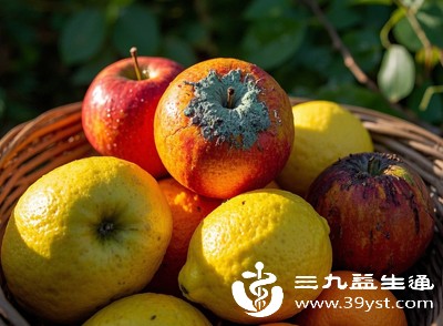 建议经期采购水果时注意新鲜度，吃之前彻底清洗干净，发霉、腐烂的部分要全部丢弃，不要觉得浪费而吃变质部分