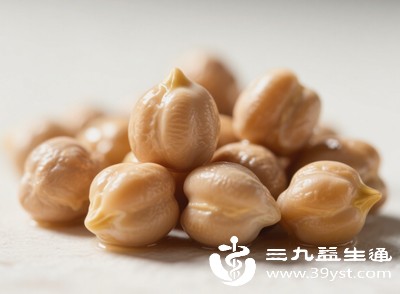 每100克煮熟的鹰嘴豆热量仅160大卡左右，远低于同等重量的米饭，却能提供维生素B族、钾、镁等多种营养素