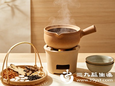 煎中药全程避免铁锅、铝锅，优先砂锅、陶瓷锅，避免金属发生化学反应影响药性