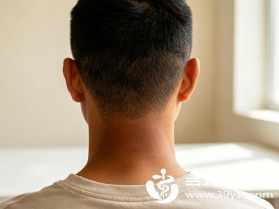 别再傻傻搓脖子 后颈发黑的真相内调比清洗更管用