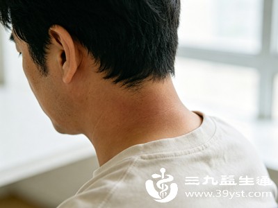 后颈常年暴露在外，缺少防晒，紫外线长期照射会持续催生黑色素，让脖子比脸部更黑