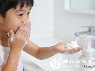 家长和孩子都要记住，不要用手去挤压痘痘，挤压时很容易将深层的细菌推向更深处，导致炎症扩散，还可能留下永久性的痘印和痘疤