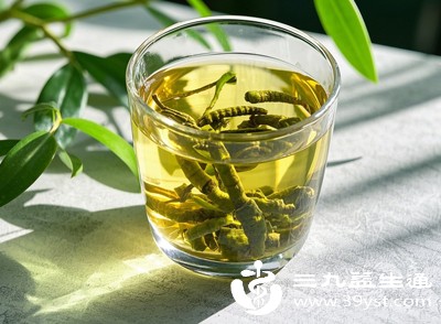 鲜条切小段或干品泡软后，放入锅中加适量清水，大火烧开后转小火煮20-30分钟，可反复冲泡至味道变淡，适合喜欢喝养生茶的人群