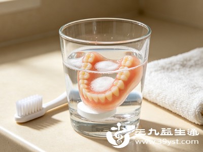 禁止用开水、热水烫洗,多数假牙为树脂材质,耐高温性极差,热水会造成假牙变形、翘边,导致佩戴贴合度变差,磨损牙龈 禁止用开水、热水烫洗,多数假牙为树脂材质,耐高温性极差,热水会造成假牙变形、翘边,导致佩戴贴合度变差,磨损牙龈