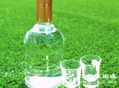 白酒:高浓度酒精直接损伤黏膜,属于化学性灼伤 白酒:高浓度酒精直接损伤黏膜,属于化学性灼伤