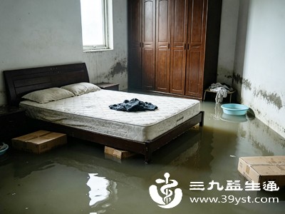 严禁在积水屋内停留、走动,不要触碰浸泡的电器、电线、插座,哪怕积水不深,也存在极大的触电隐患 严禁在积水屋内停留、走动,不要触碰浸泡的电器、电线、插座,哪怕积水不深,也存在极大的触电隐患