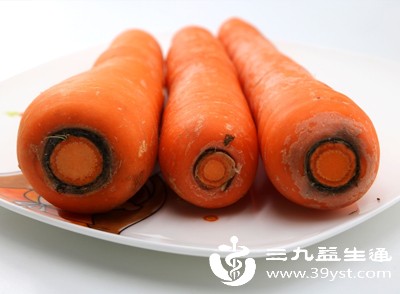 生胡萝卜热量极低、水分充足，且升糖指数远低于熟胡萝卜