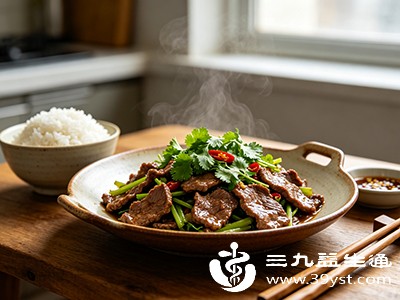 香菜+牛肉:香菜解腻,牛肉补铁,适合家常小炒 香菜+牛肉:香菜解腻,牛肉补铁,适合家常小炒